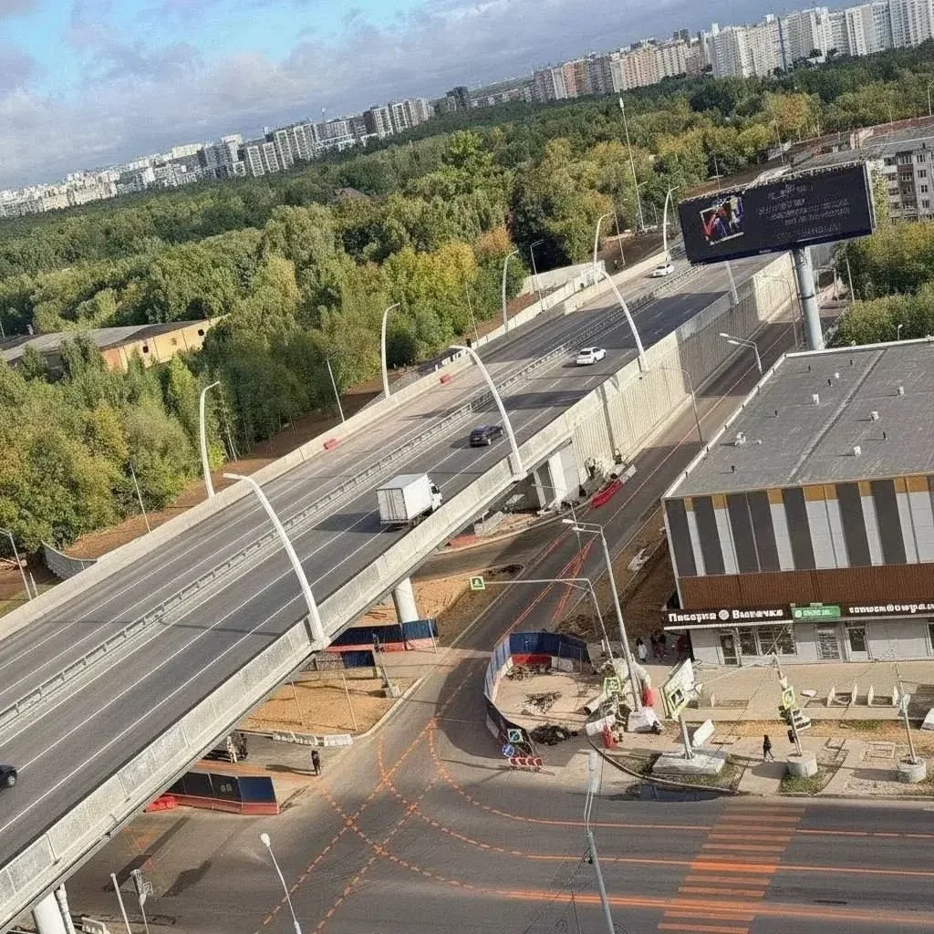 🛣️ На Варшавском шоссе идут строительные работы. На перекрёстке появилась новая времен...