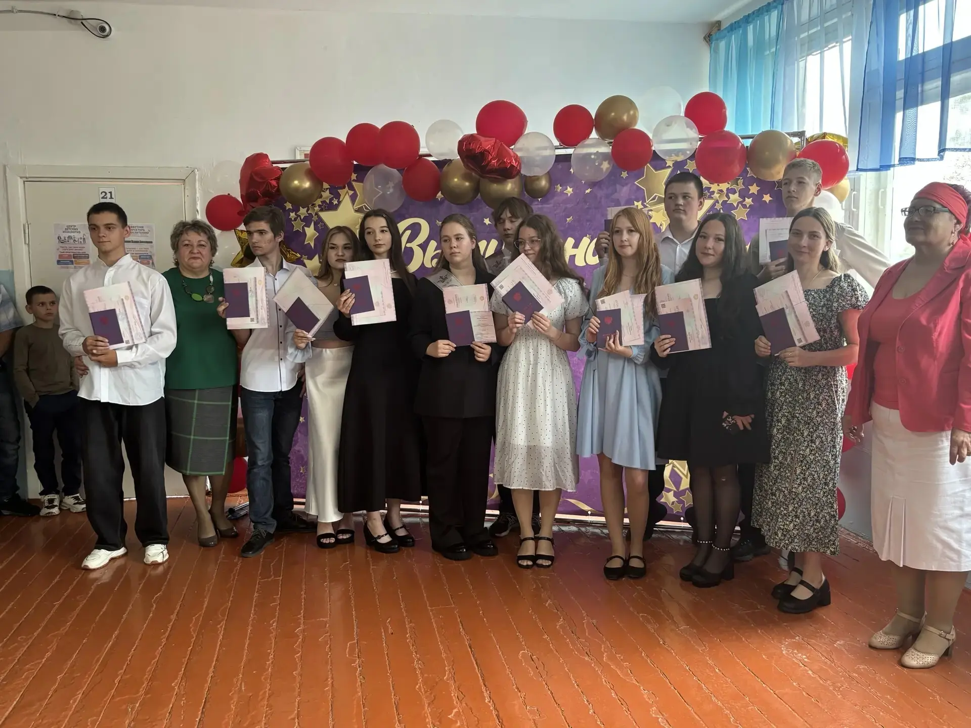 Глава закрыта. История продолжается!

Мы поздравили наших девятиклассников с окончанием важного этап
