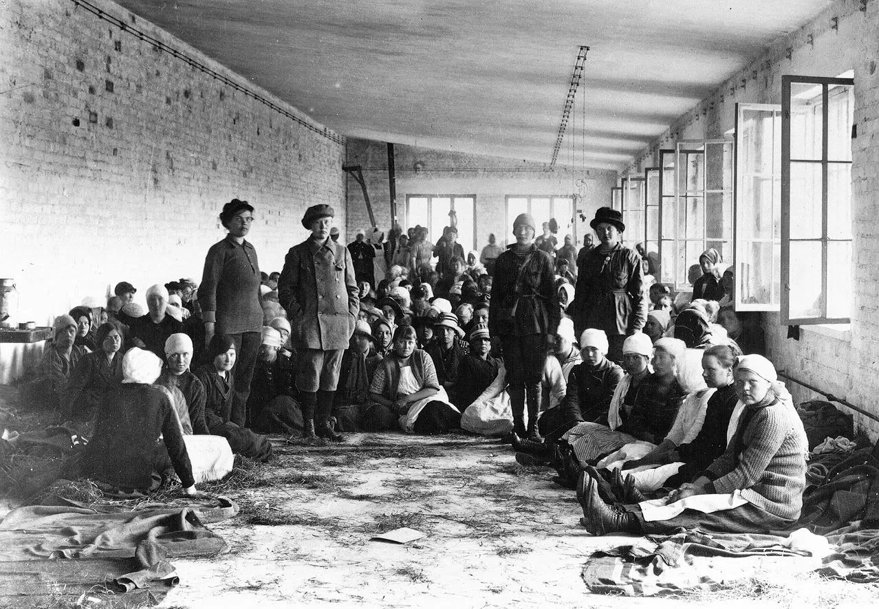 Женщины-солдаты Красной Гвардии в финском плену, Финляндия, 1918 год.