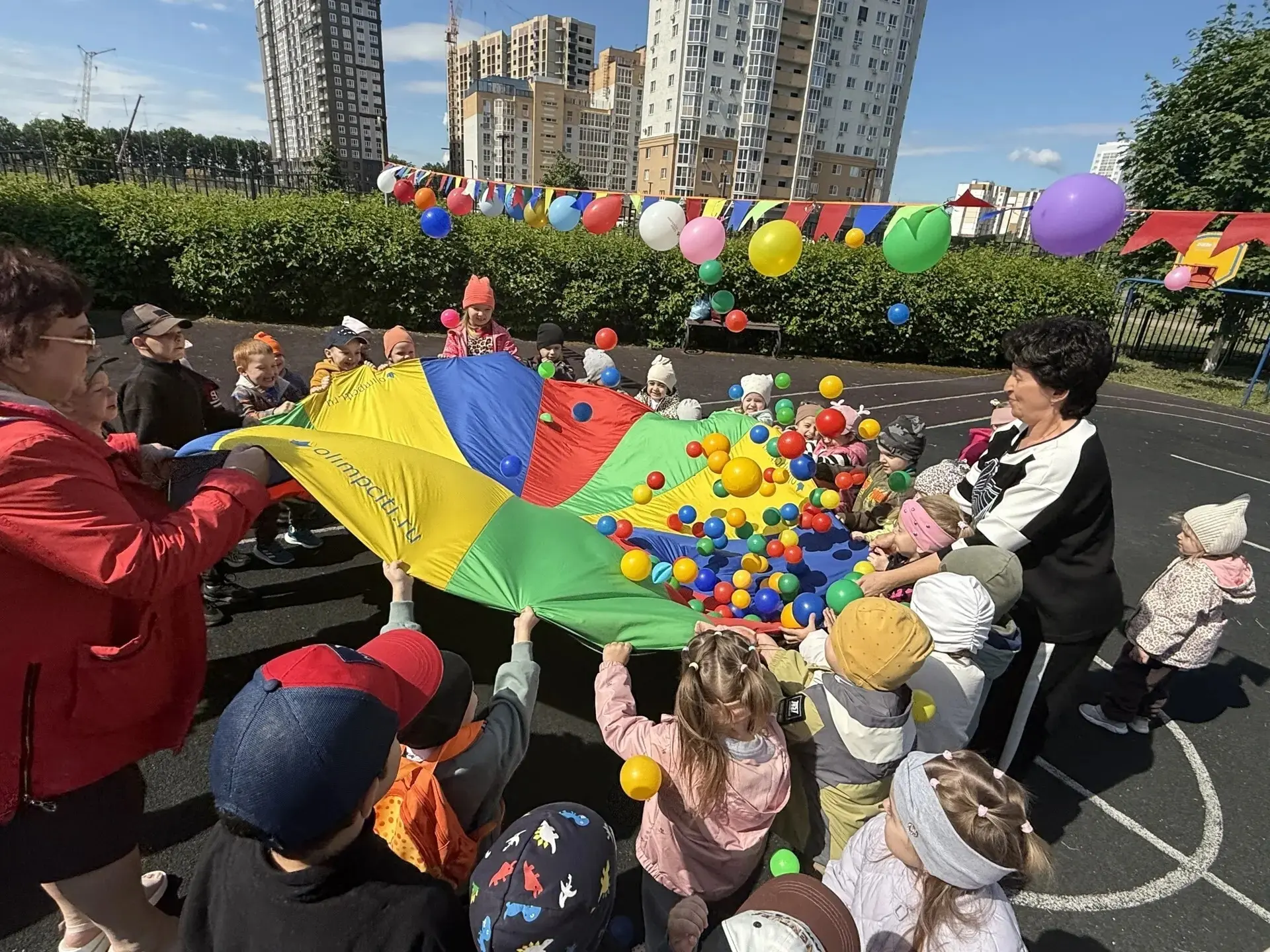👶🌍Сегодня в основном корпусе прошёл праздник, посвящённый Дню защиты детей. Было море...