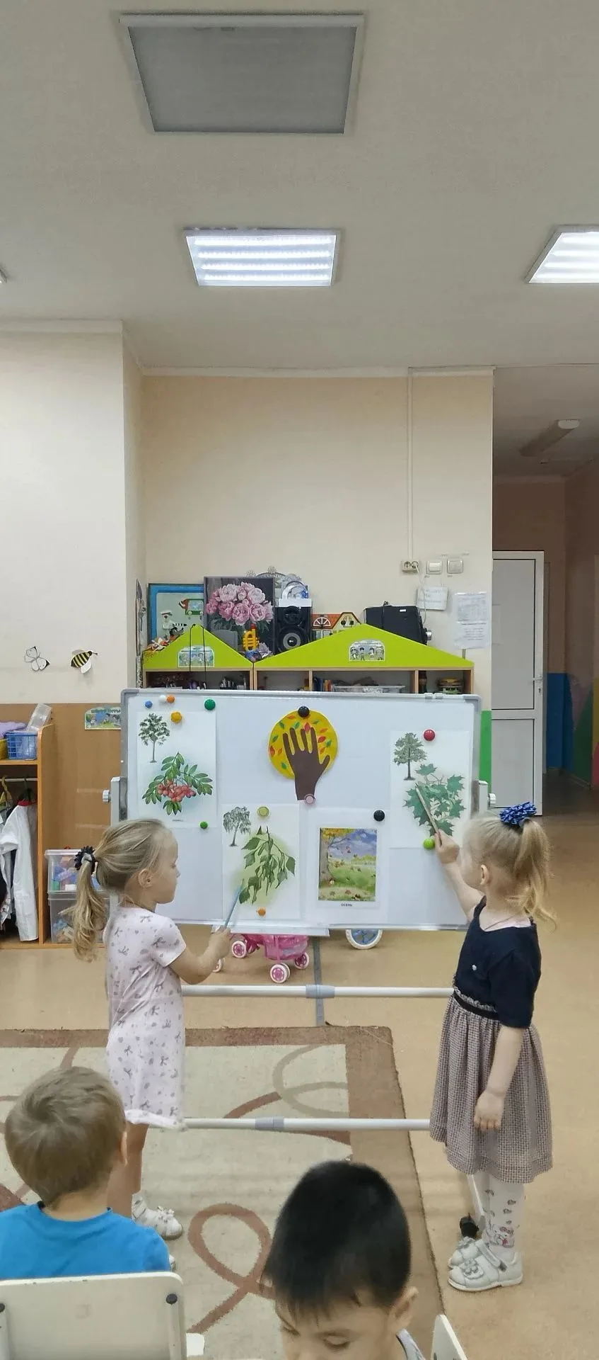 Тема осени продолжается! Сегодня ребята сделали аппликацию на тему «Осеннее дерево».