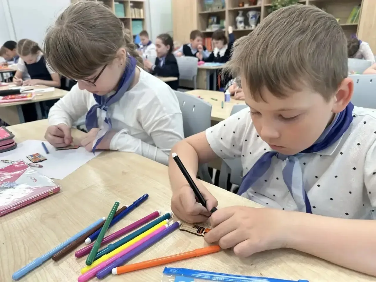 ✨Вместе к Победе: 3 «А» класс поддержал бойцов СВО  🤲🏻Ученики 3 «А» класса, в преддверии 9 мая, орга