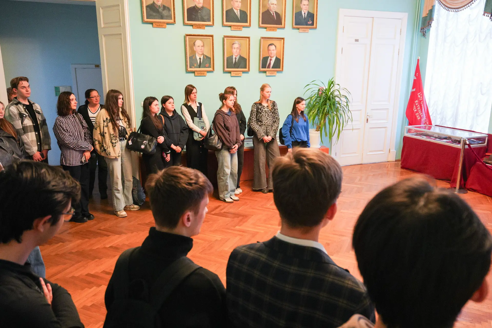 ⚡️ В преддверии Дня Победы в ПГУПС открылась выставка «Линия жизни», посвященная деятельности универ