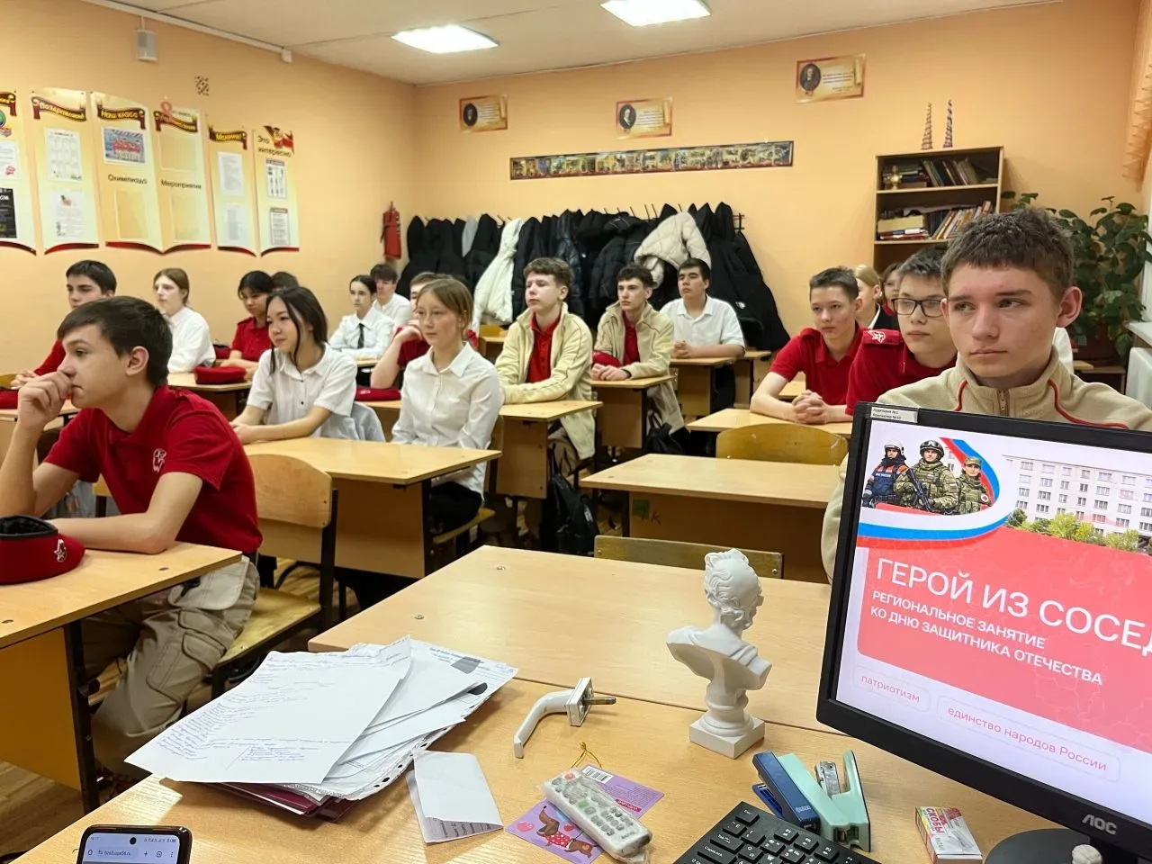 📚Начали новую учебную неделю с традиционной линейки выноса флага и исполнения Гимна Российской Федер