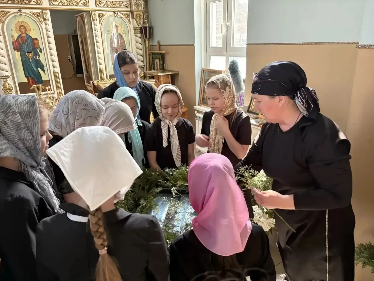 Уроки флористики для юных благородных девиц продолжаются.  Сегодня для учениц 5 "А" класса, учащихся