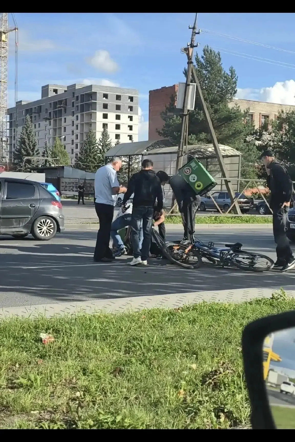 Курьер лежит на дороге без сознания возле гипермаркета Лента на Запсковье