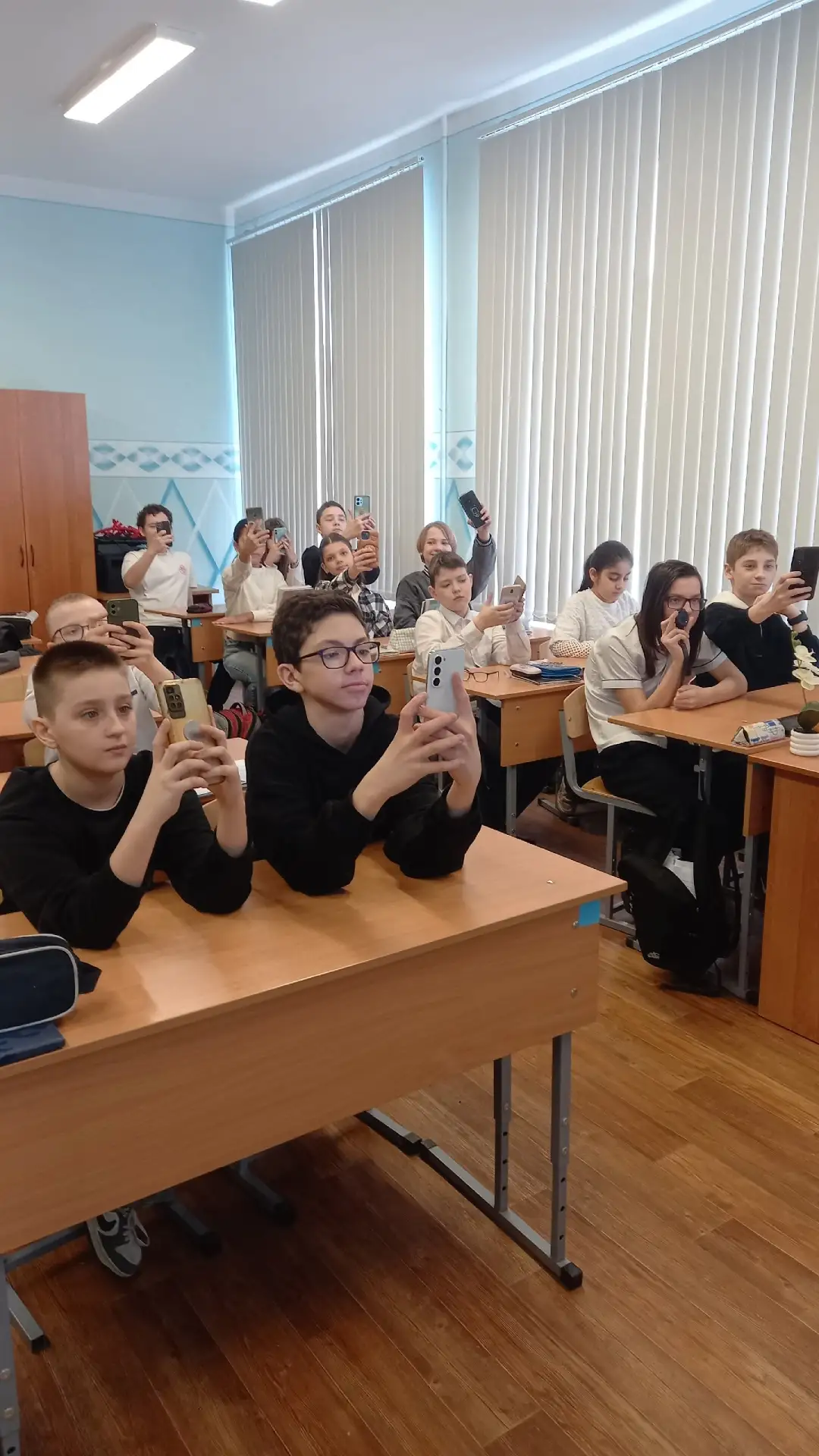 "Ребята,достаём телефоны и подключаемся к интернету,"-именно так начинается занятие в литературном к