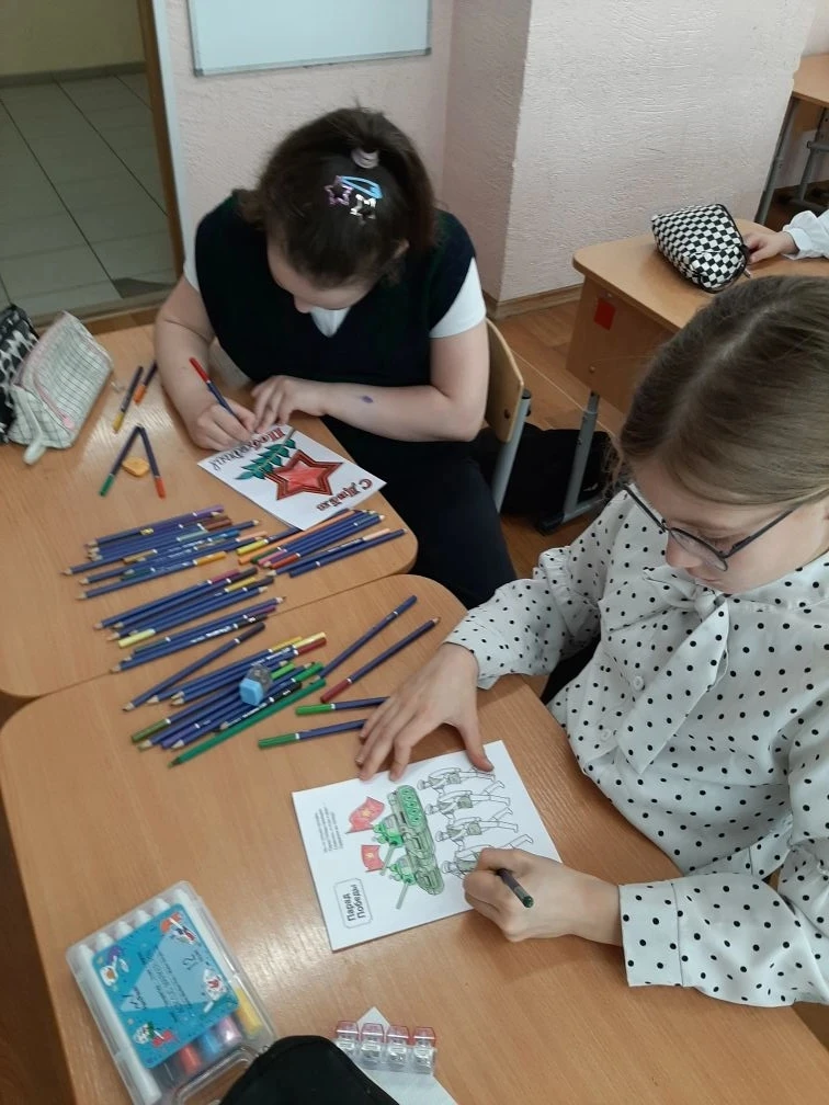 Подарок ветерану  В начальной школе прошли мастер-классы по изготовлению поздравительных открыток дл
