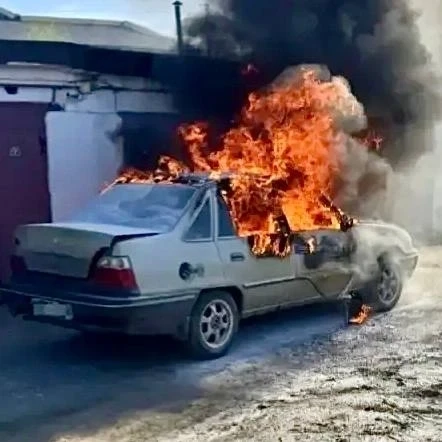 В Южноуральске водитель поджёг автомобиль в попытке избавиться от ворса на ремне безопасности  Мужчи