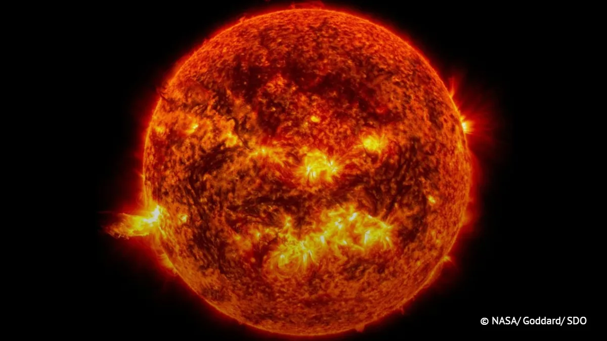 Зонд Solar Orbiter раскрыл происхождение магнитных "изгибов" в солнечном ветре, сообщил...