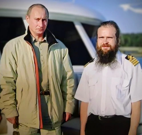 В догонку уходящего дня поздравляю крёстного отца с Днём моряка-подводника!