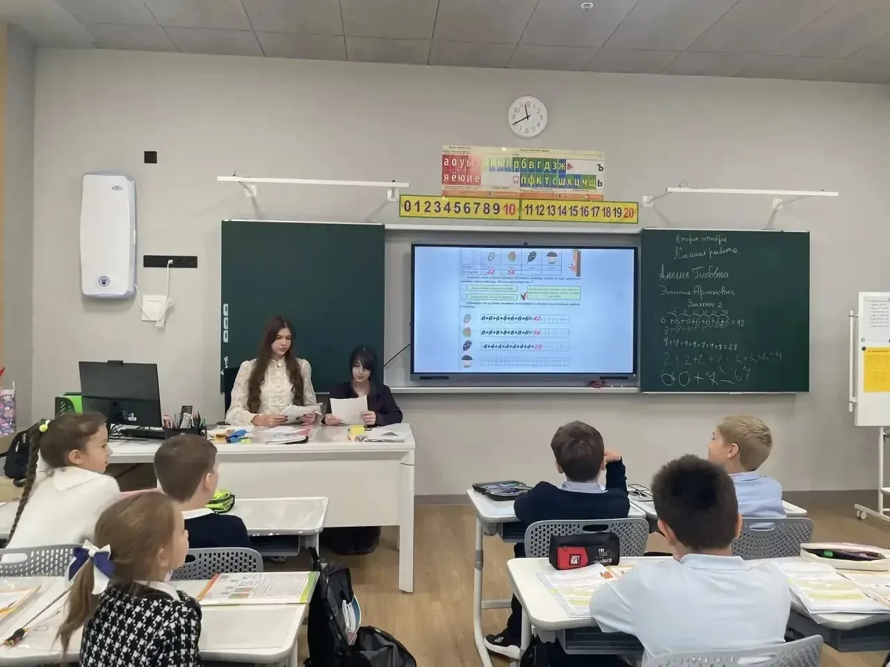 🎉 День школьного самоуправления: старшеклассники в роли учителей! 🎉