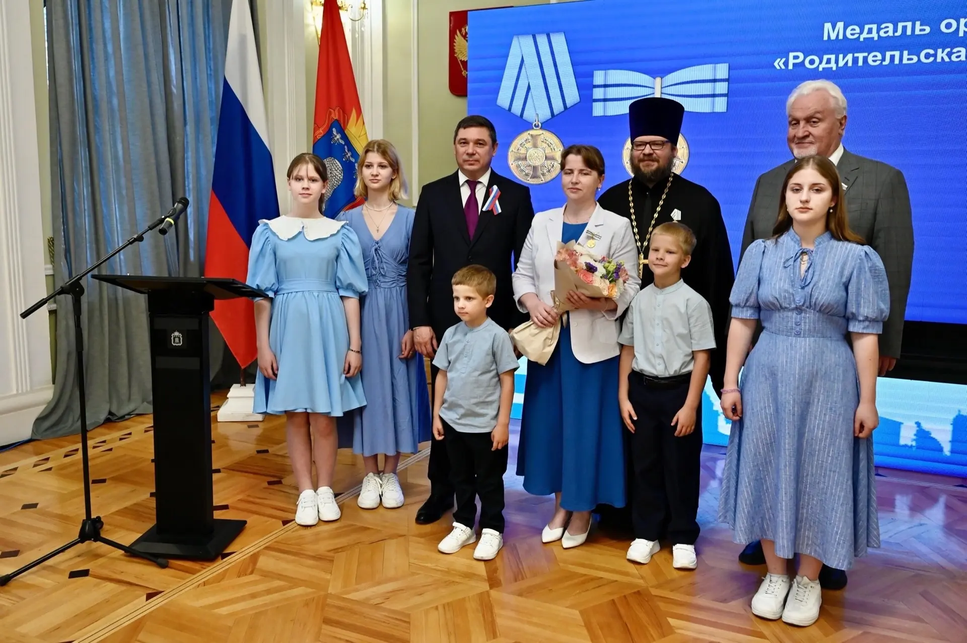 🇷🇺В День России Глава региона Евгений Первышов вручил государственные награды многодетным семьям Т
