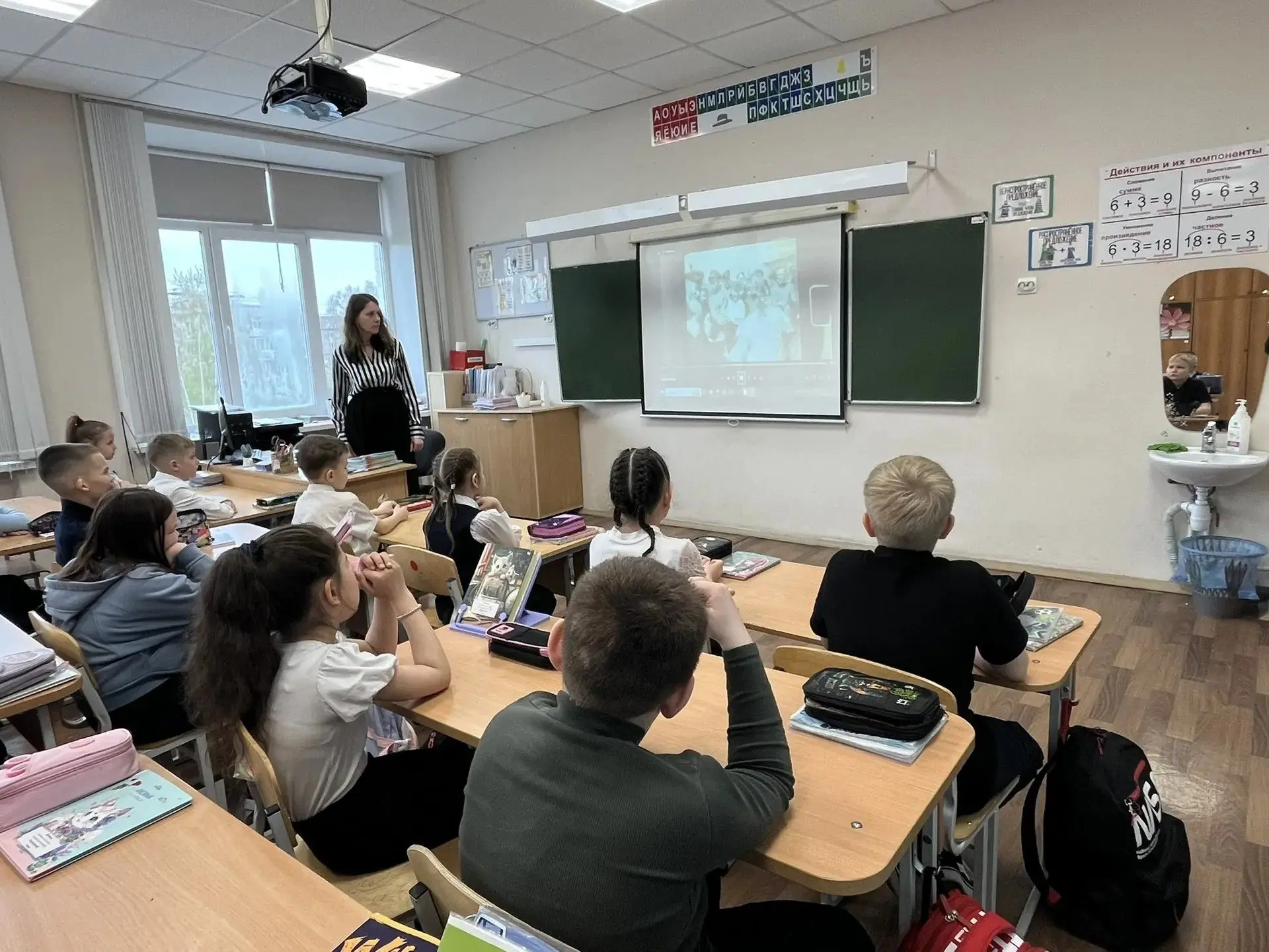 🎖 Разговоры о важном: песни о войне ко Дню Победы 🎖   Новая неделя начинается с наших добрых традици
