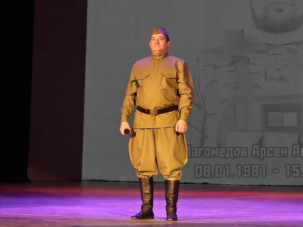 Солист хора "Поющая Чарода" Расул Курамагомедов в исполнил пронзительно лирическую грустную композиц