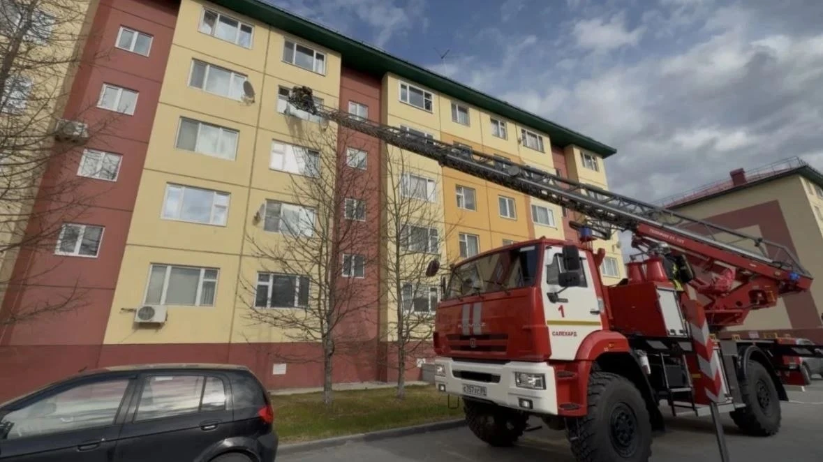 В Салехарде пожарные ликвидировали возгорание в жилом доме  Пожарно-спасательные подразделения опера