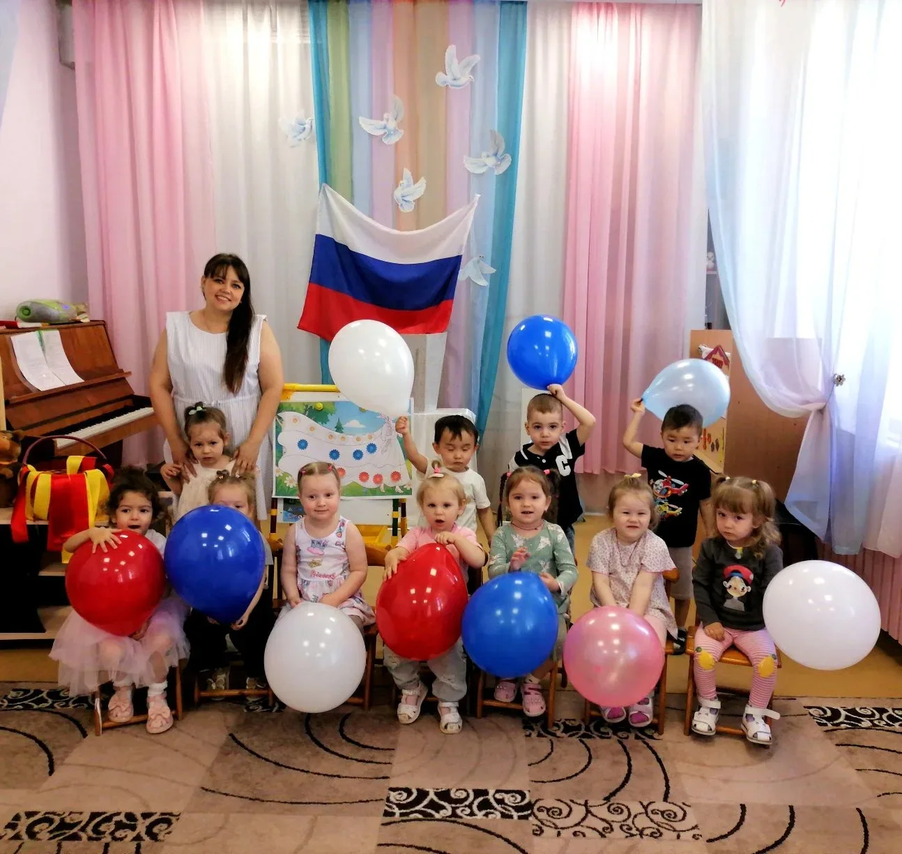 Праздник "День России" прошел у самых маленьких ребят. Малыши с платочками танцевали вокруг русской 