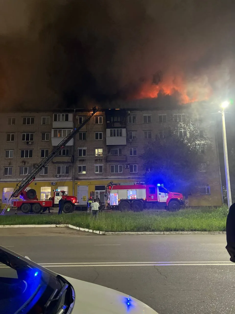 🔥В Новокуйбышевске горит крыша дома на Молодежной, 3.