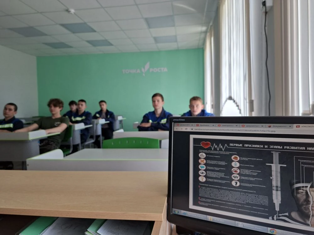 🧹☀️ Сегодня в трудовой бригаде: работаем — и побеждаем! 💪🚫