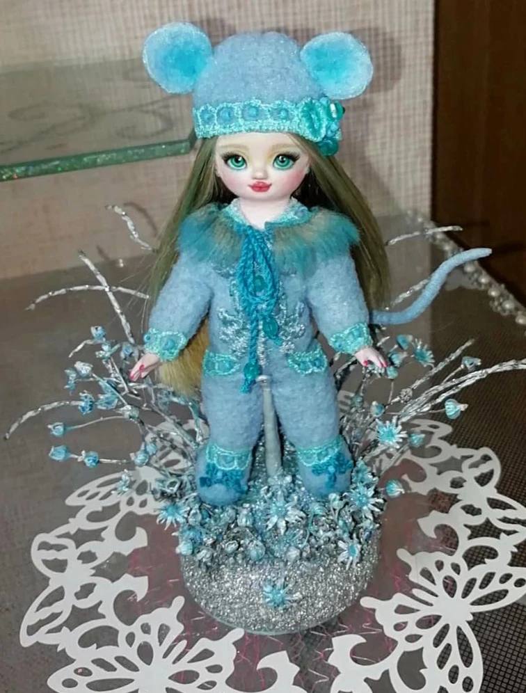 Куколка 🐭 на подставке из самозатвердевающей глины, 11 см.