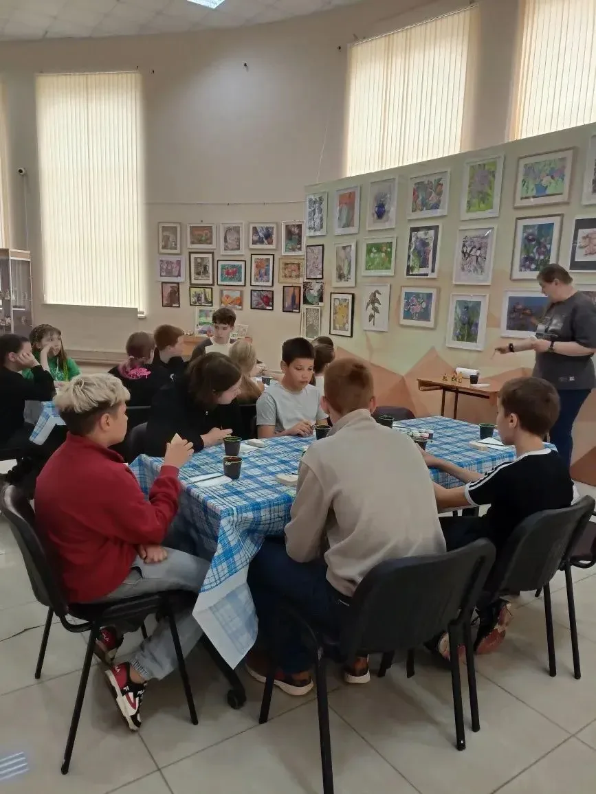 🎨 Творческий день в выставочном зале!

Сегодня 9 отряд летнего лагеря "Летний калейдоскоп" МОУ-гимн