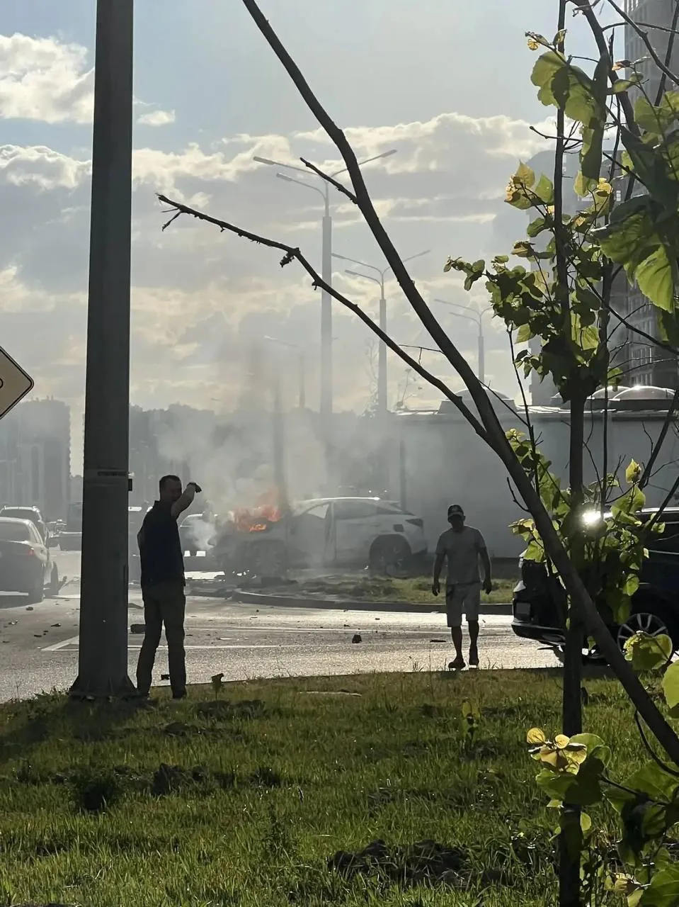 На перекрёстке Вознесенского тракта и проспекта Победы машина врезалась в столб и загор...
