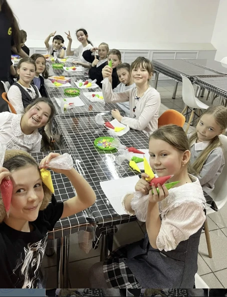 2А класс: расписываем пряники на «Пути к успеху»! Ученики 2А класса продолжают свой творческий проек