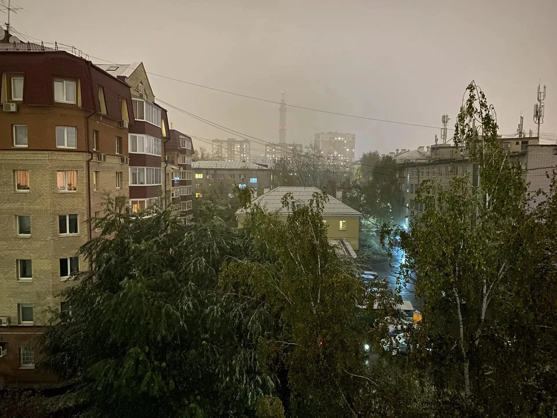 Снегопад из Казахстана добрался до Южного и Среднего Урала. Фотографии заснеженных крыш...