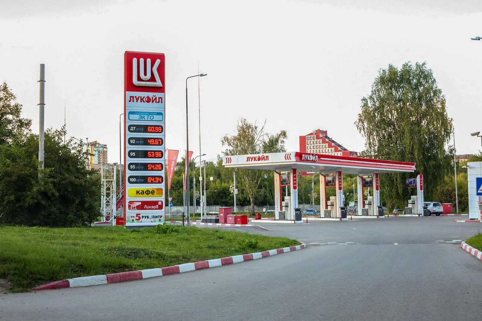 В Екатеринбурге во время режима беспилотной опасности начали закрывать заправки «Лукойла»