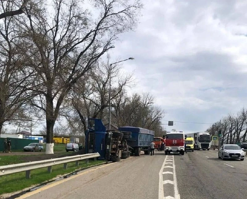 Двое взрослых и двое детей пострадали в результате массовой аварии на трассе в Армавире  В районе по