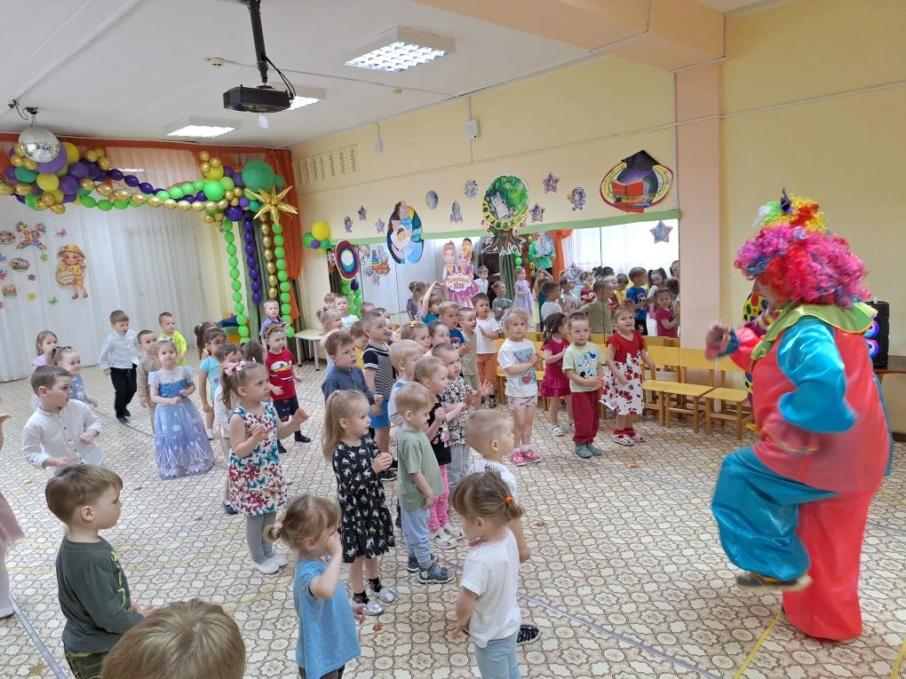 Веселье не ограничилось улицей! Праздник продолжился в нашем музыкальном зале, который на время прев