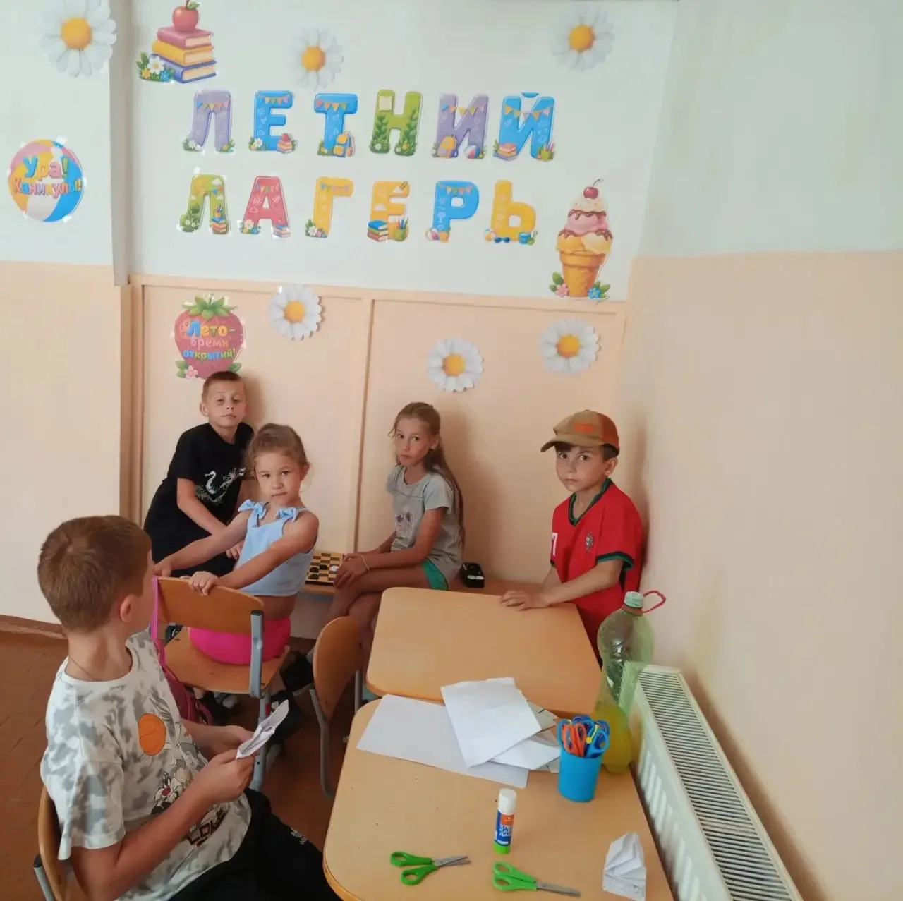Ну-ка, кто из вас ответит:
Не огонь, а больно жжёт,
Не фонарь, а ярко светит,
И не пекарь, а печёт? 
