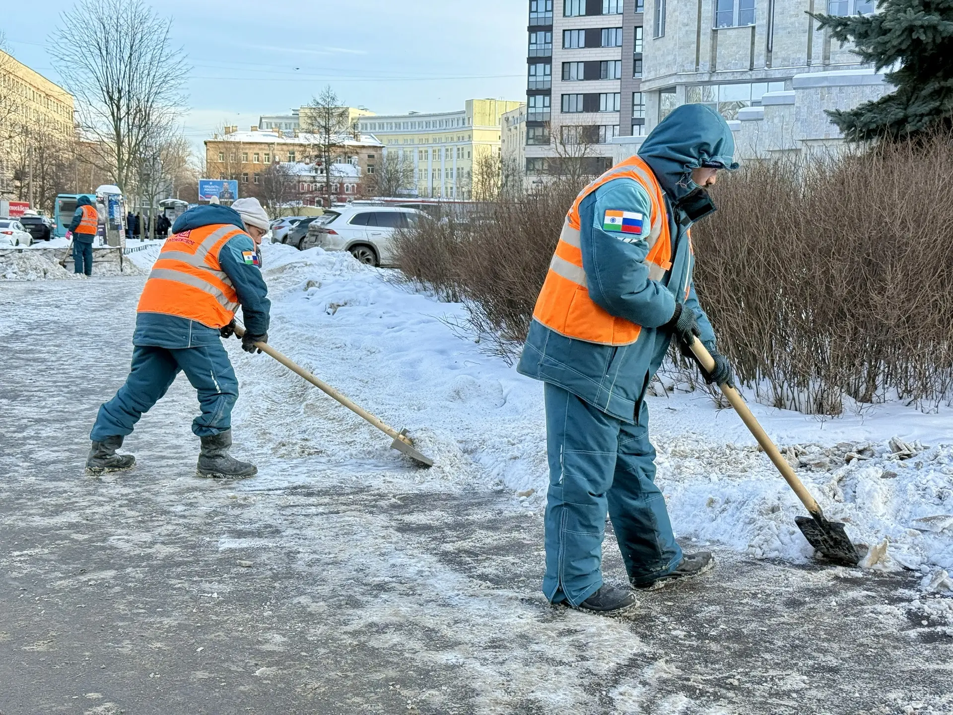 Заехал в Приморский район проинспектировать работу дорожного предприятия «Коломяжское». Обратил вним