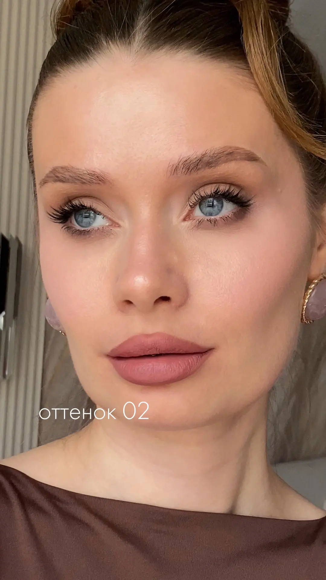 примеряю новые велюровые помады ✨

У них очень приятная бархатная текстура: выглядят матовыми, но пр