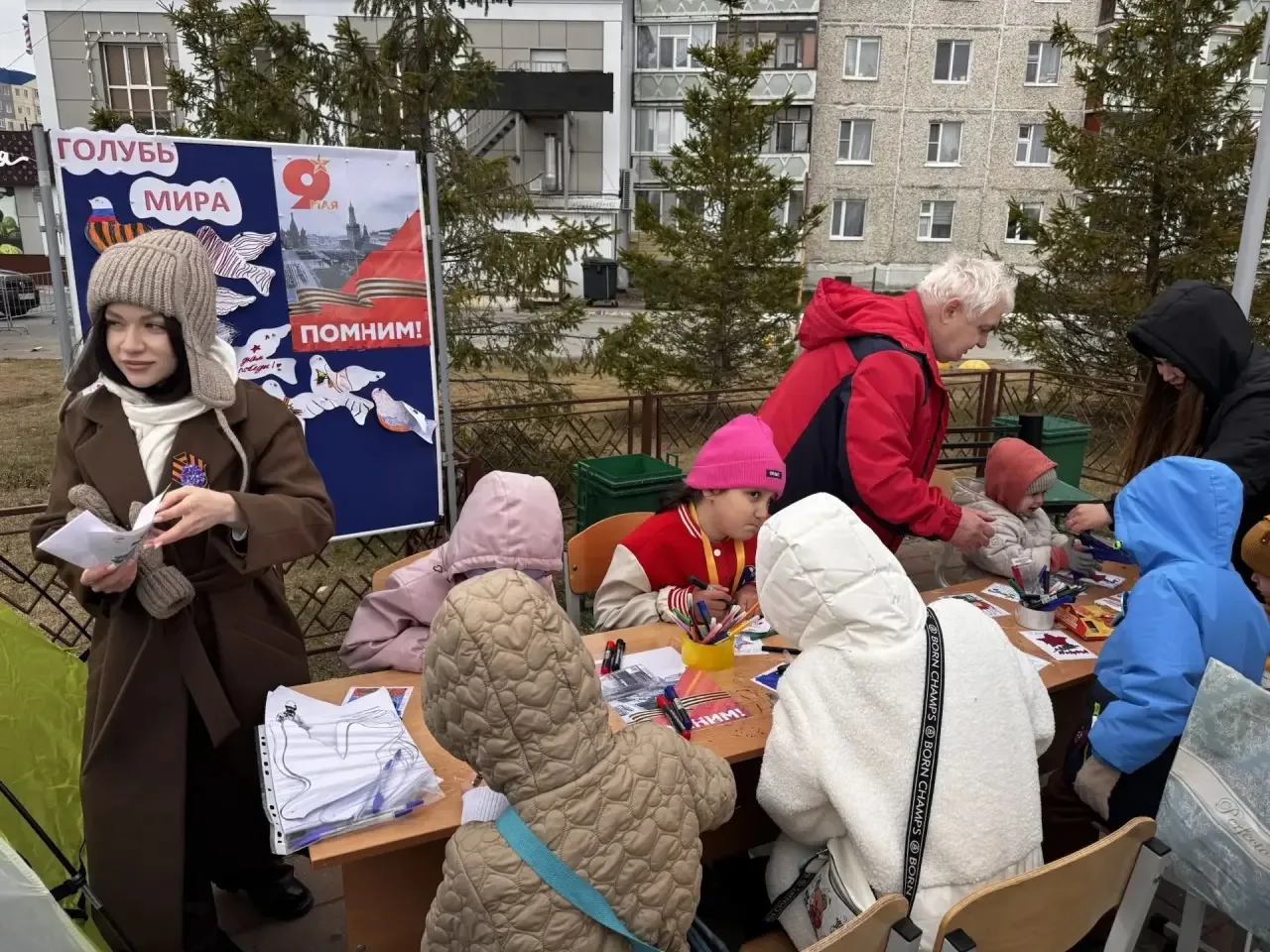 Взрослые и маленькие мегионцы вместе с нами рисовали голубей,  тренировались в сборке и разборке авт
