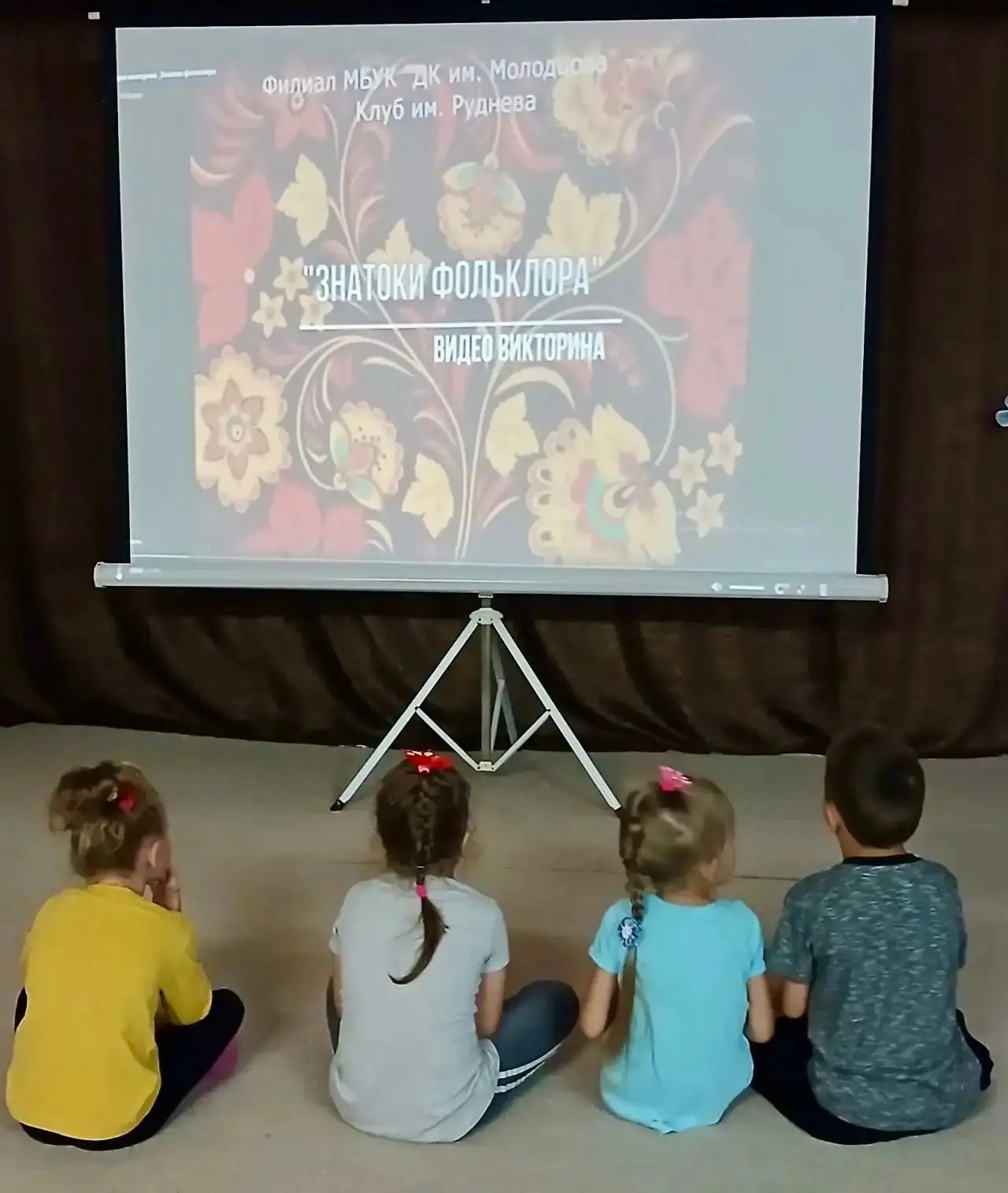 Вчера в нашем центре прошёл фольклорный час «Старинная россыпь загадок, поговорок и ска...