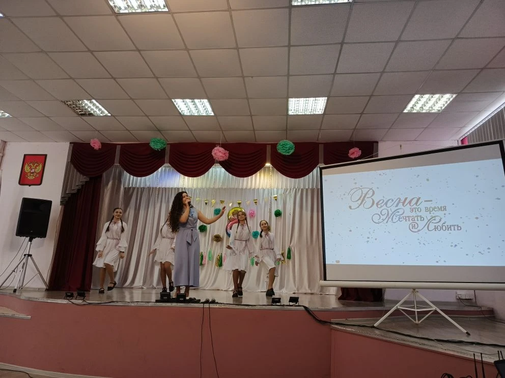 "ВЕСЕННЕЕ КОНФЕТТИ" в актовом зале! 💥🌷☀ Сегодня в нашем лицее было особенно тепло и солнечно, даже н