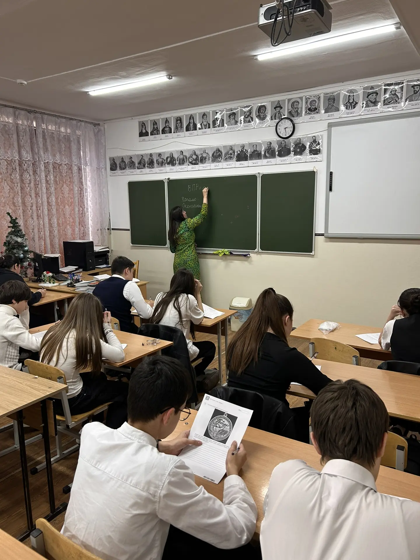 ✅ Сегодня прошёл третий день всероссийских проверочных работ! ✍️  Ребята из 5, 6, 7, 8 и 10 классов 