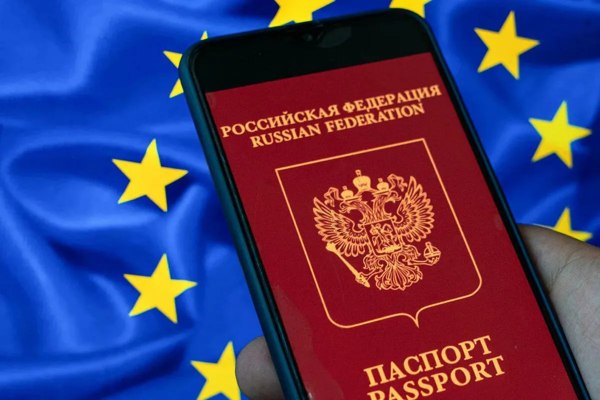 В Евросоюзе могут задерживать россиян под любыми предлогами, предупредили в МИД России - среди них:
