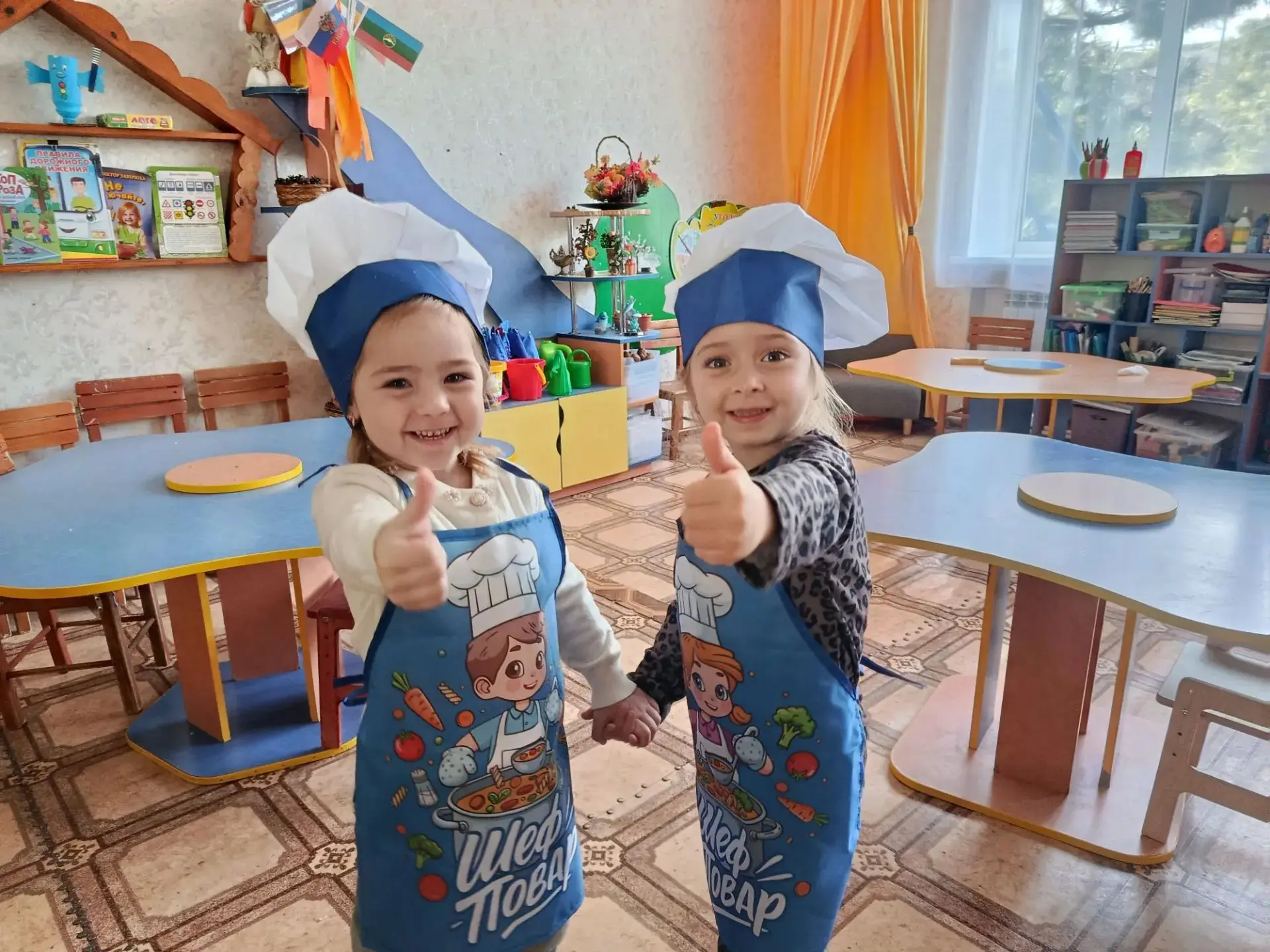 Маленькие дежурные в средней группе.