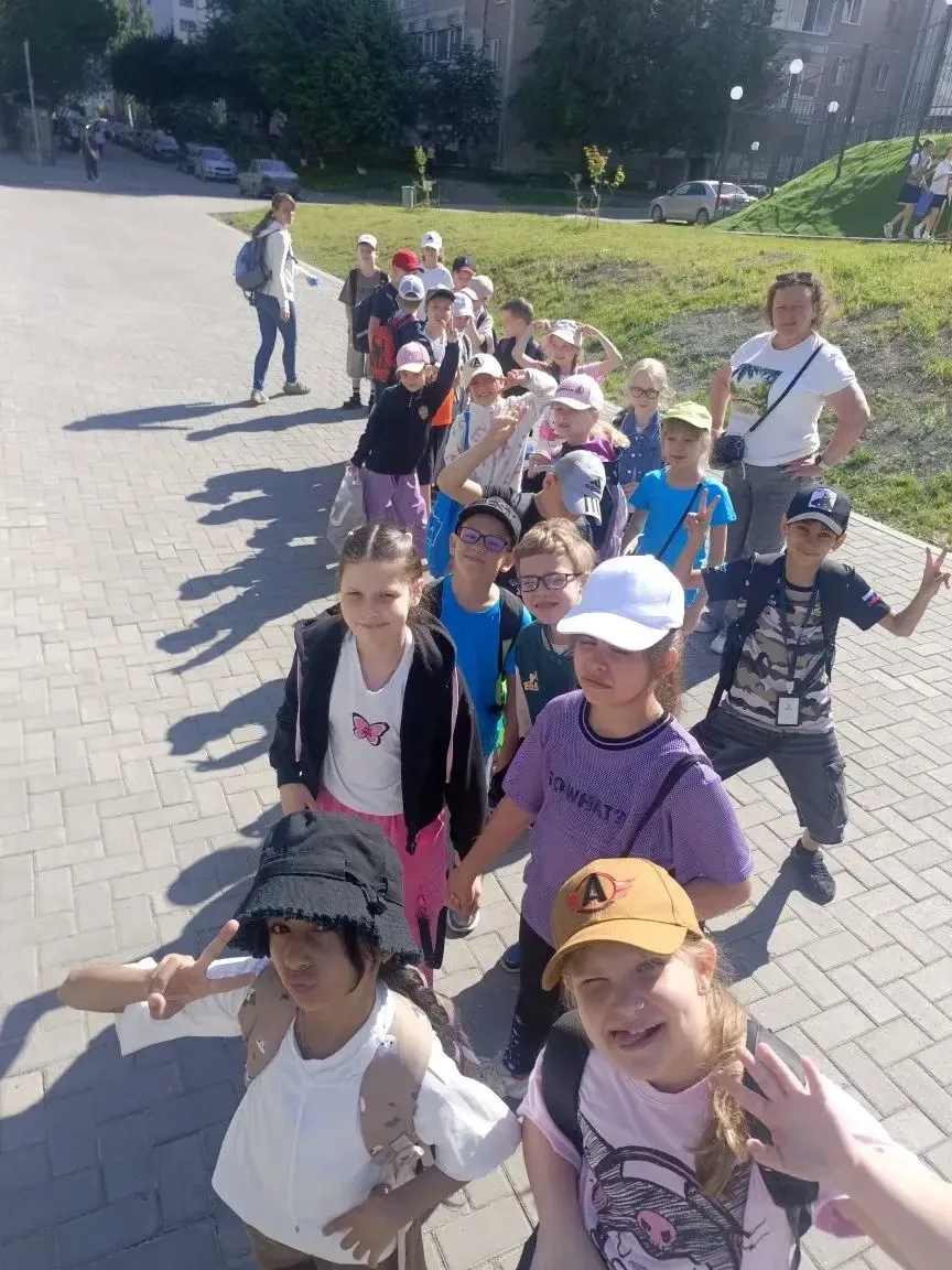 Последняя неделя во 2 классе? Не слышали? А 2В прочувствовали на себе! 🤭  Пятница прошла торжественн