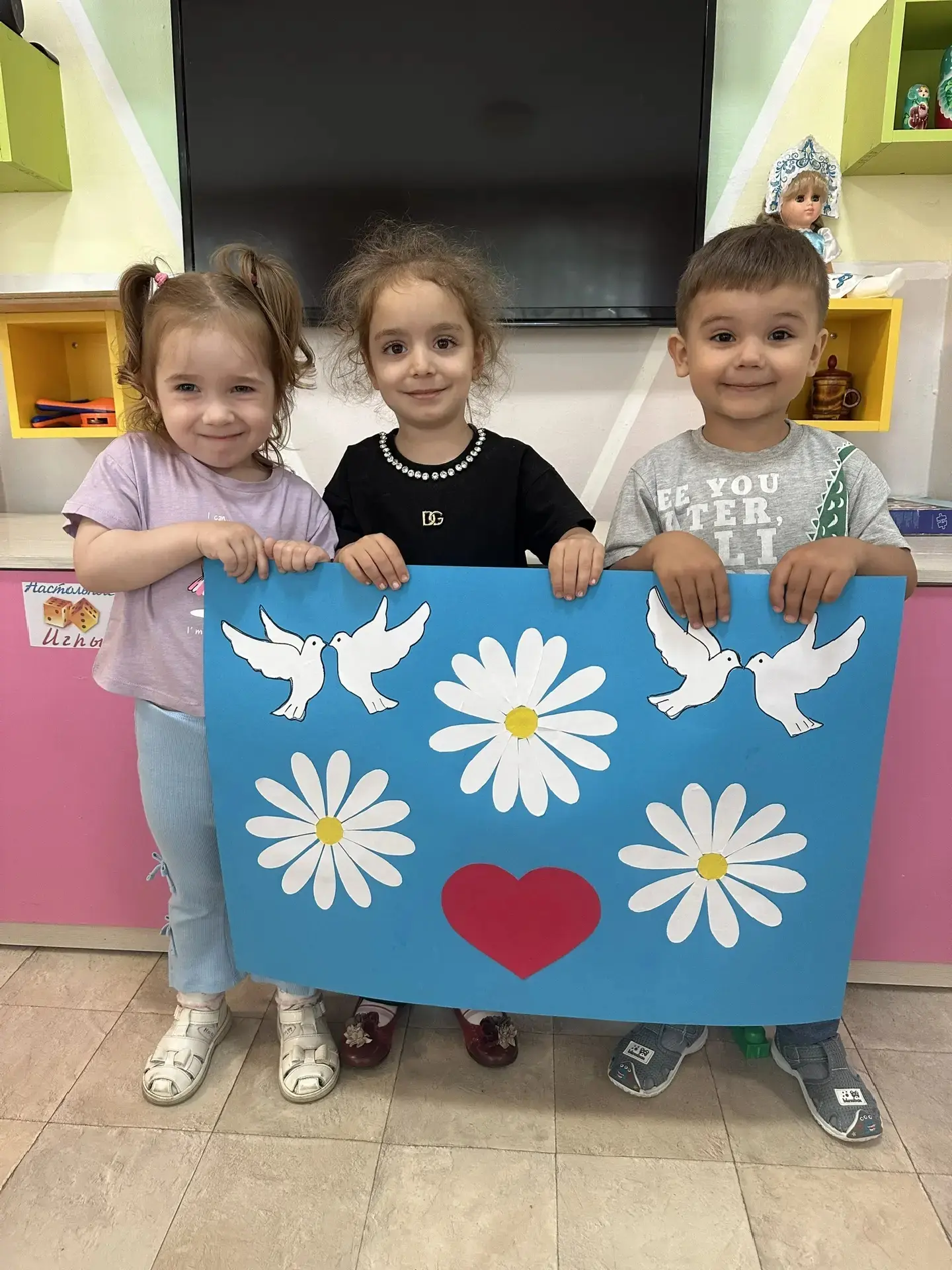 Коллективная аппликация в детском саду ко Дню семьи, любви и верности (8 июля) обычно посвящена созд