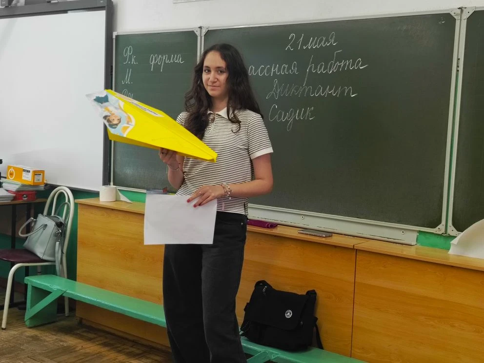 Самолёт будущего  Советник директора совместно с активистами Движения Первых, которые также являются