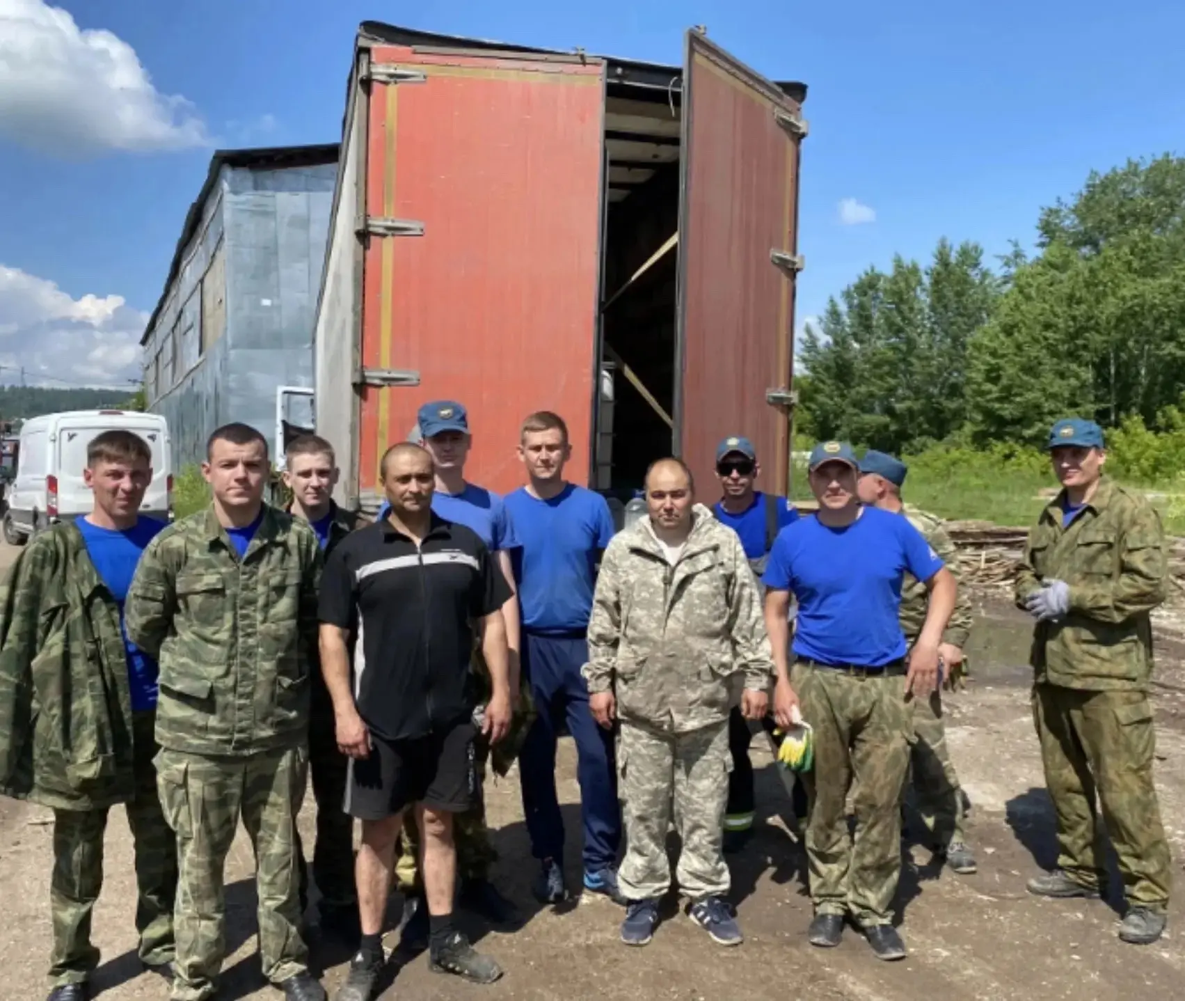 Очередная колонна гуманитарной помощи отправилась из Красноуфимска в зону СВО

🇷🇺 14 июня из Красн