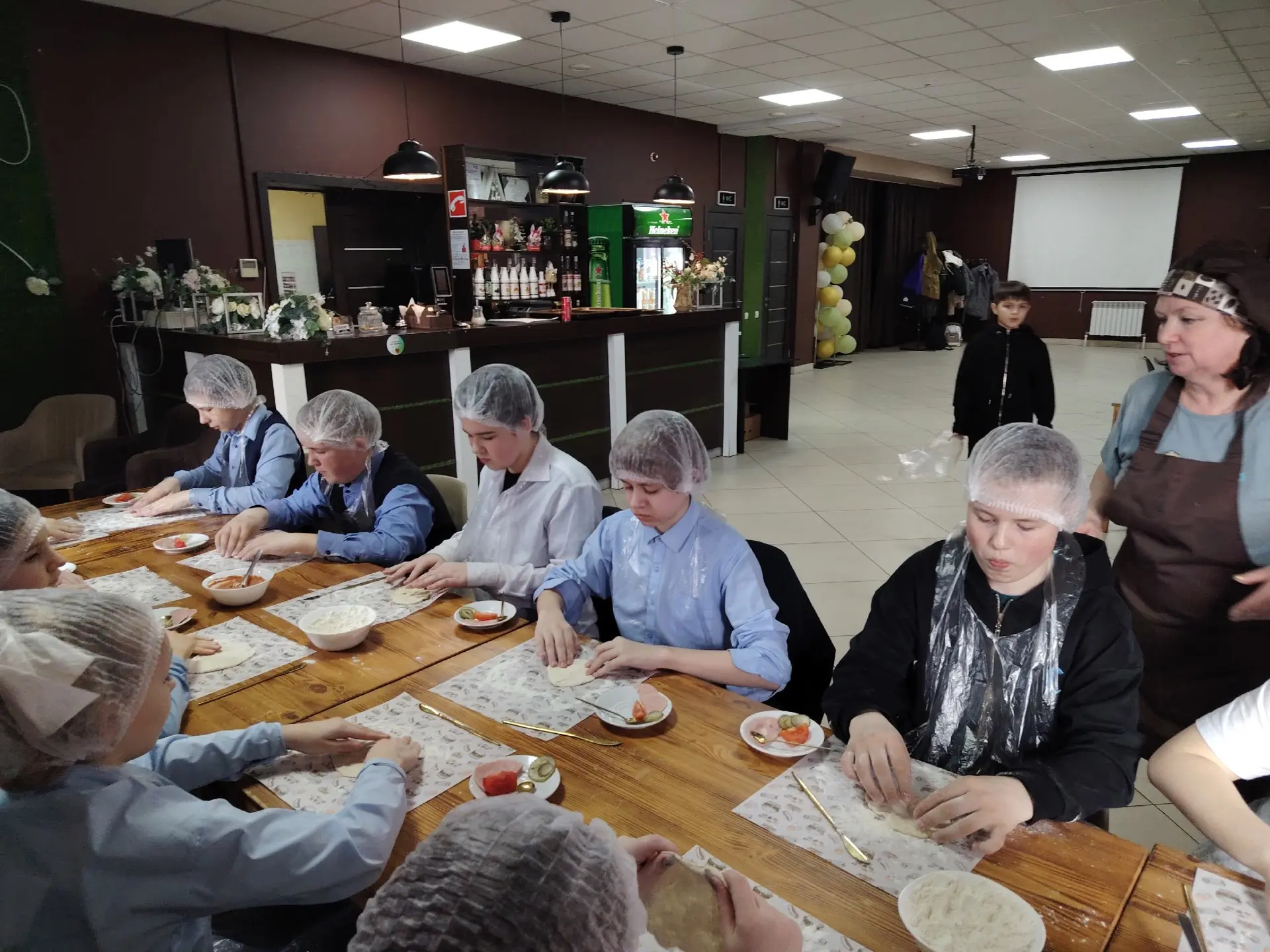 🍕 «ПИЦЦА-ПРАЗДНИК В «ШОКОЛАДЕ»: 7 «Б» НА ВЕСЕННИХ КАНИКУЛАХ!» 🍫✨  📍На весенних каникулах 7 «Б» класс