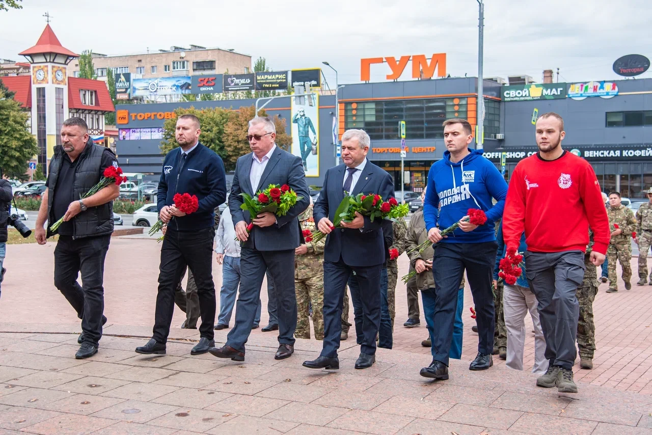 ⭐️ В Луганске почтили память защитников Отечества в День воссоединения исторических рег...