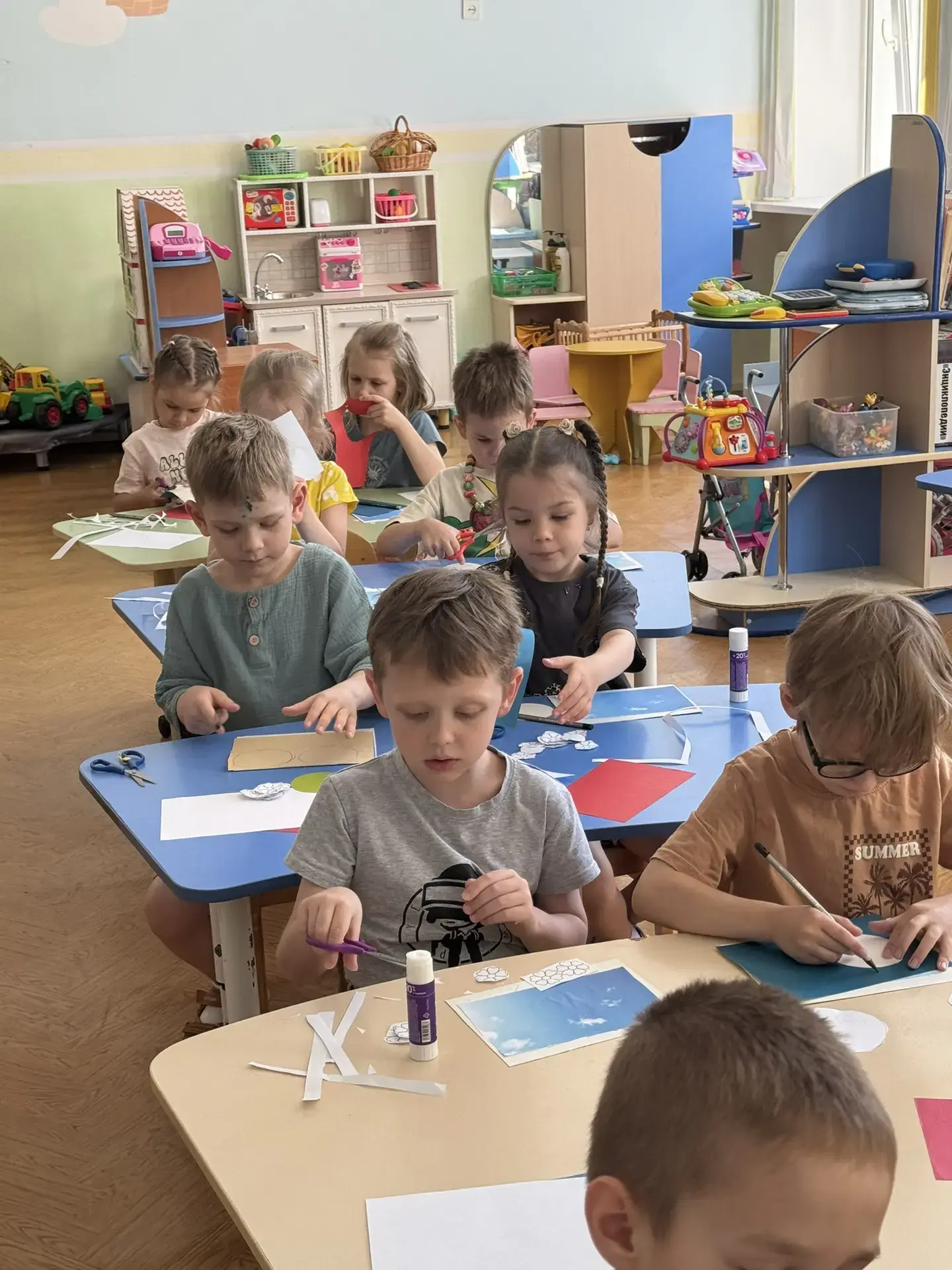 Творчество в старшей группе "Колокольчики".🇷🇺
Шар воздушный, триколор,
В небо рвётся с давних пор.