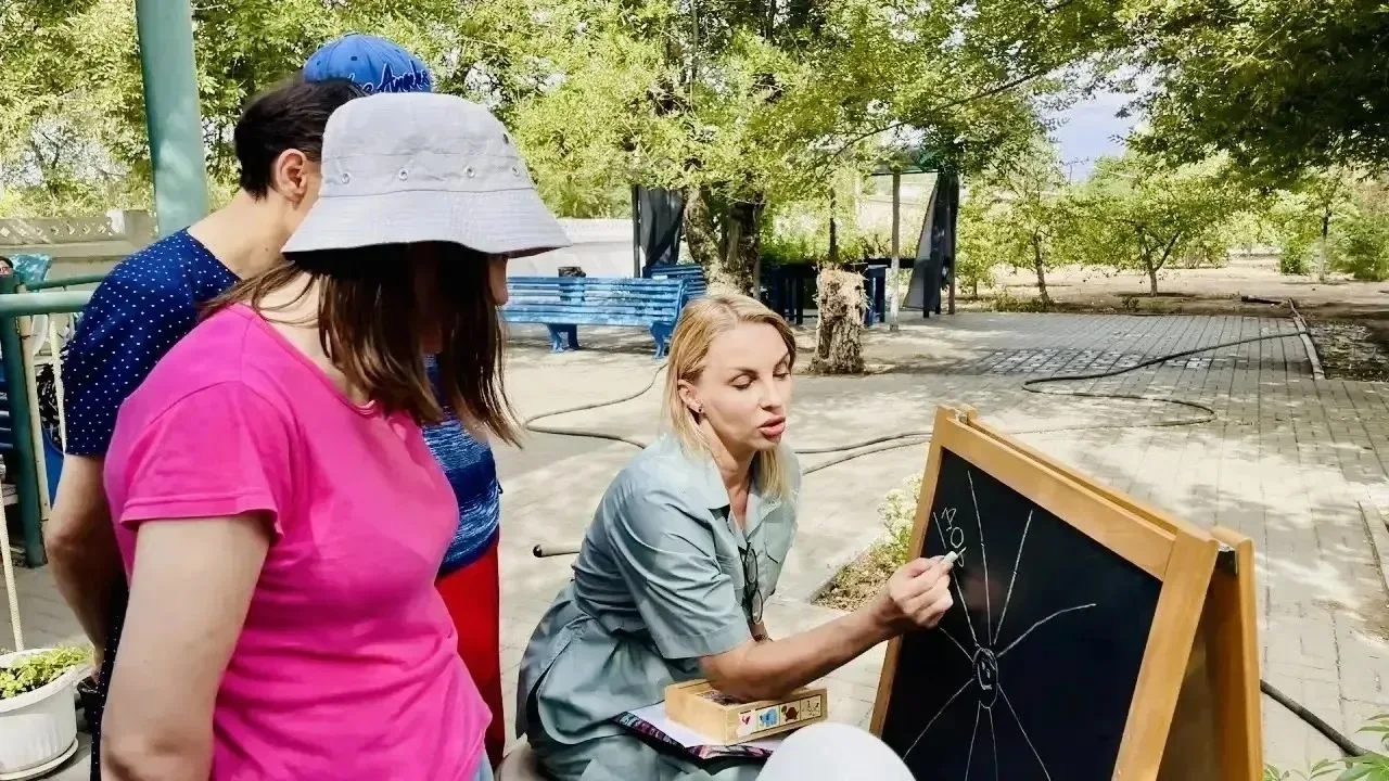 В этот осенний солнечный день проживающие отделения активного наблюдения вместе с психо...
