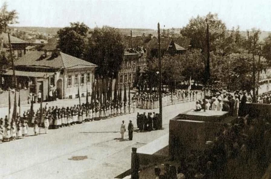 Уфа, Первомай 1947 года. Советская площадь.
Майское солнце, из рупоров гремит марш, а воздух пахнет 