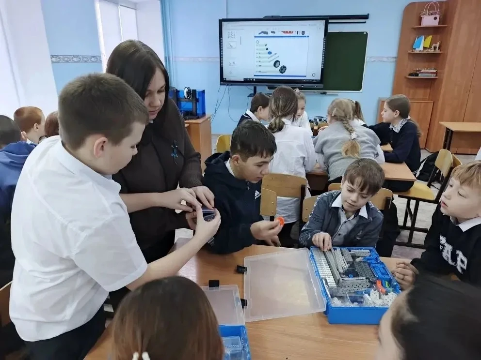 #СШ12_ДеньНауки #СШ12_НашиДетиЛучшие   🦉🚀 Территория открытий: как прошел наш День науки и техники! 